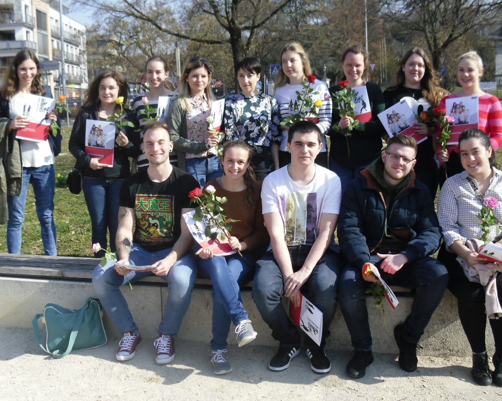 Gruppenfoto der Absolventen der PTA-Schule des Deutschen Erwachsenen-Bildungswerks Gruppenfoto der Absolventen der PTA-Schule des Deutschen Erwachsenen-Bildungswerks