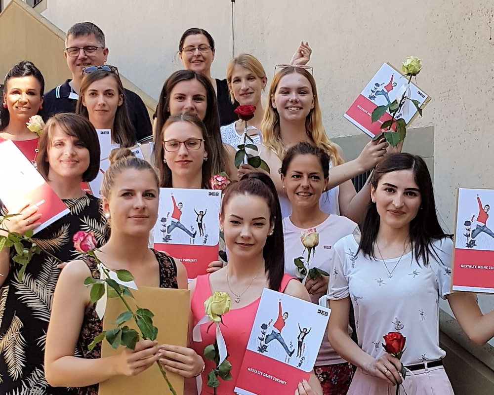 Die Abschlussklasse PTA 6 und Lehrkräfte nach der Zeugnisausgabe im DEB Schweinfurt. Die Abschlussklasse PTA 6 und Lehrkräfte nach der Zeugnisausgabe im DEB Schweinfurt.