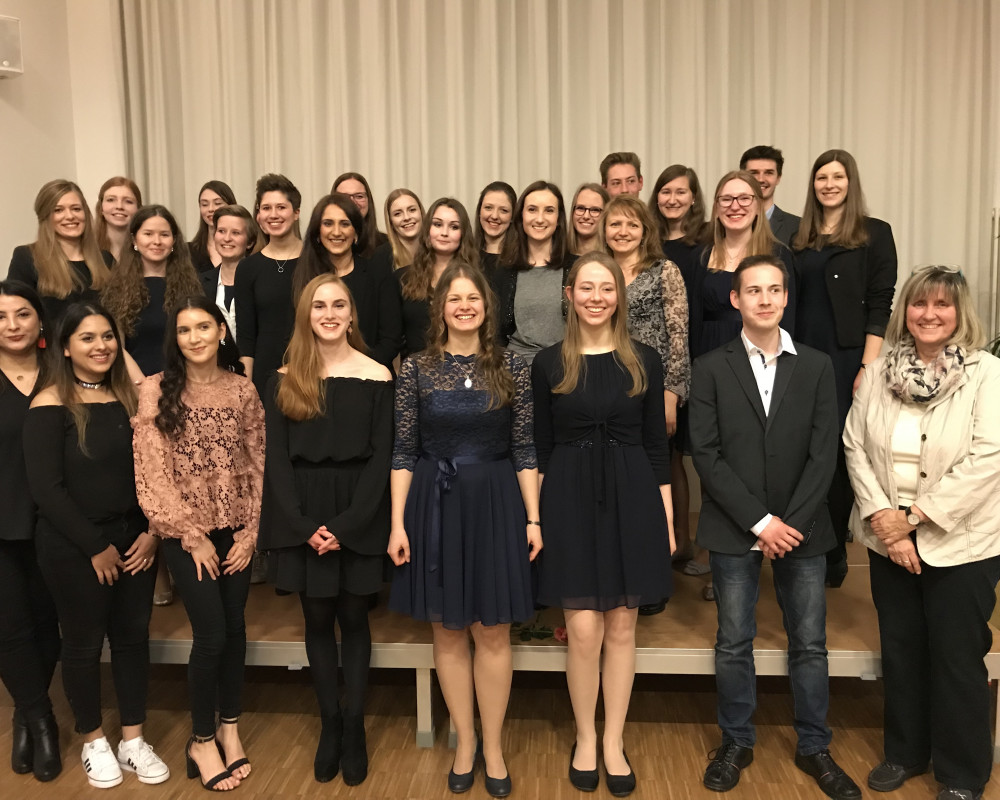 Die Absolventen der Städt. Berufsfachschule für PTA der Stadt Münster: Ljetafeta Ajetovic, Jana Beermann, Nikola Imke Bergner, Maike Berster-mann, Sarah Bickmann, Melanie Brands, Yasemin Celik, Katharina Funke, Carolin Gelwer, Merve Gezer, Laura Greve Die Absolventen der Städt. Berufsfachschule für PTA der Stadt Münster: Ljetafeta Ajetovic, Jana Beermann, Nikola Imke Bergner, Maike Berster-mann, Sarah Bickmann, Melanie Brands, Yasemin Celik, Katharina Funke, Carolin Gelwer, Merve Gezer, Laura Greve