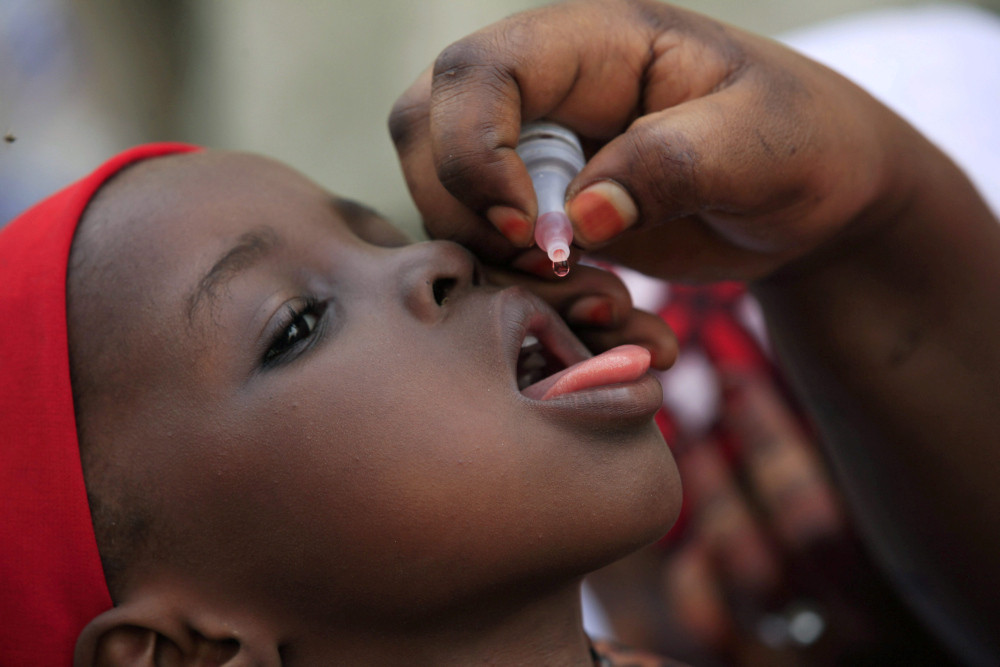 Afrikanischer Junge erhält Polioimpfstoff

