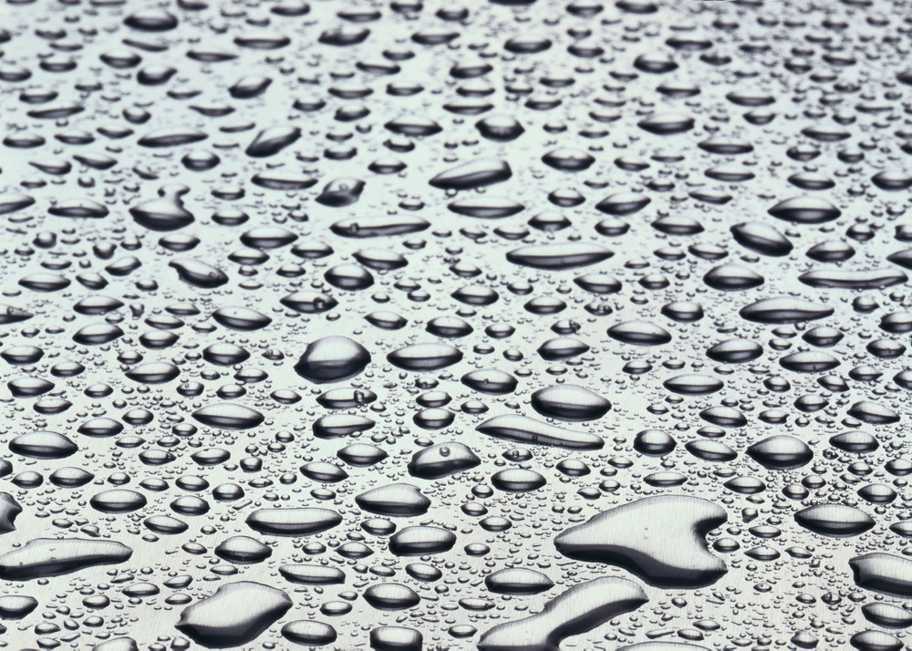 Regentropfen auf grauer Oberfläche