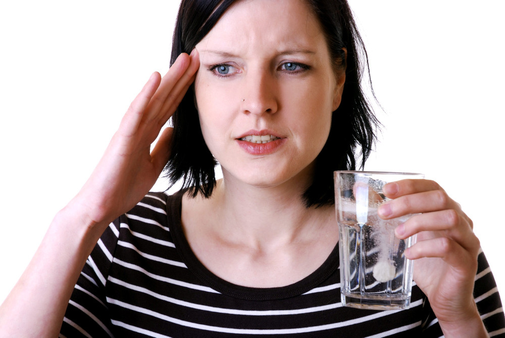 Frau mit Schmerzmittel im Glas Frau mit Schmerzmittel im Glas