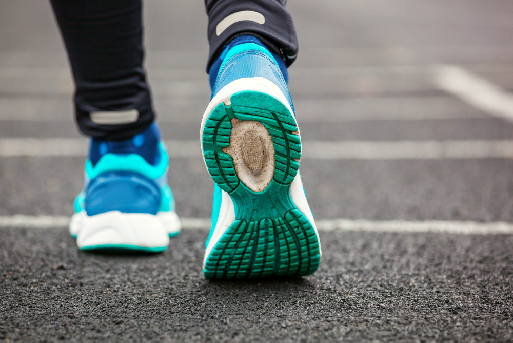 Fertig zum Loslaufen: Damenlaufschuhe von hinten, Sohle zu sehen