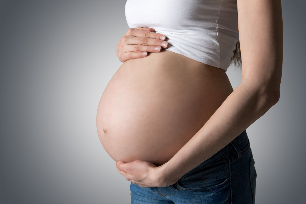 Bauch einer schwangeren Frau
