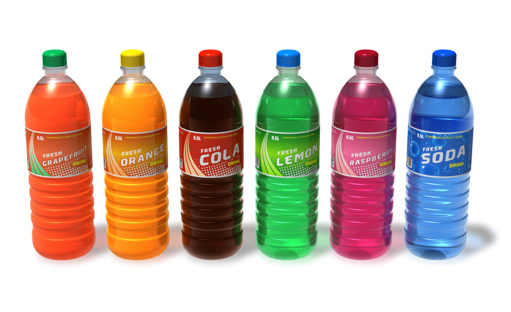 Reihe von Softdrinks in Plastikflaschen 