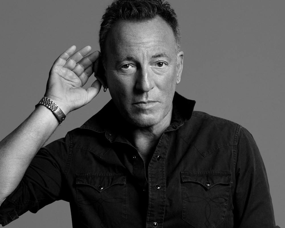 Das offizielle Botschafterporträt zeigt Bruce Springsteen mit der Hand hinter dem Ohr – der Pose für bewusstes Hören. 