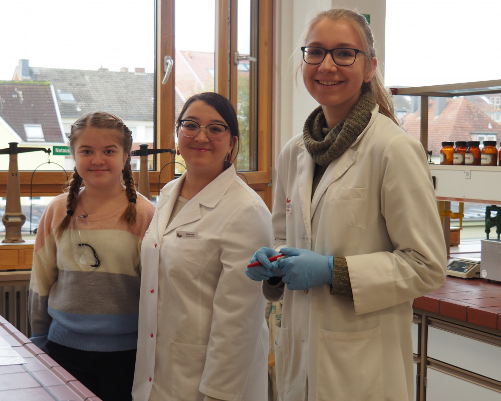 Schülerinnen der PTA-Schule präsentierten chemische Experimente im Labor