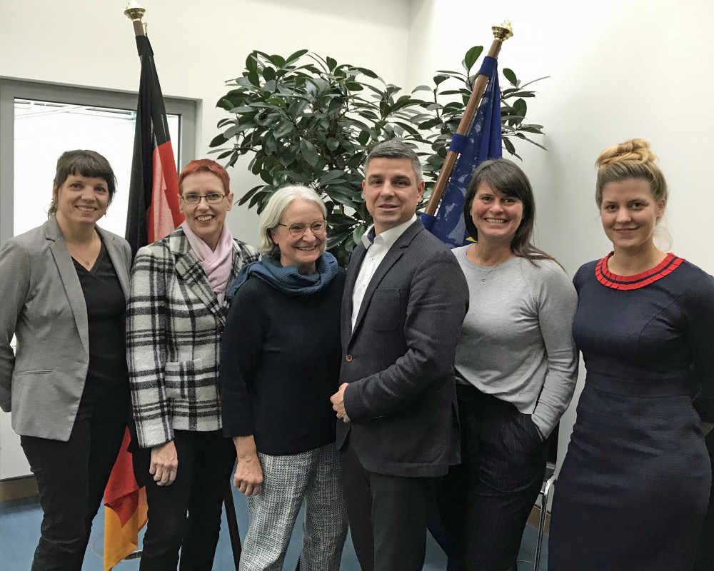 Von Adexa und BVpta nahmen an dem Treffen im BMG teil (v. l.): Michaela Freudenfeld (Adexa-Referat Schulen & Unis), Ingrid Heberle (Adexa-Berufsgruppe PTA), Sabine Pfeiffer (BVpta-Bundesvorsitzende), Andreas May (Adexa-Vorstand), Bettina Schwarz (BVpta Ge Von Adexa und BVpta nahmen an dem Treffen im BMG teil (v. l.): Michaela Freudenfeld (Adexa-Referat Schulen & Unis), Ingrid Heberle (Adexa-Berufsgruppe PTA), Sabine Pfeiffer (BVpta-Bundesvorsitzende), Andreas May (Adexa-Vorstand), Bettina Schwarz (BVpta Ge