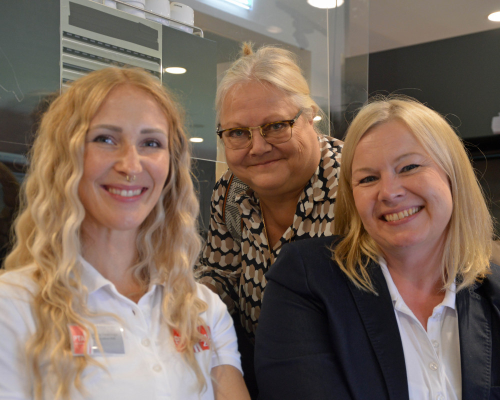 von links: Svenja Paternoga (PTA des Jahres 2020), Julia Pflegel (Chefredakteurin DAS PTA MAGAZIN), Tanja Lorz (PTA des Jahres 2017)