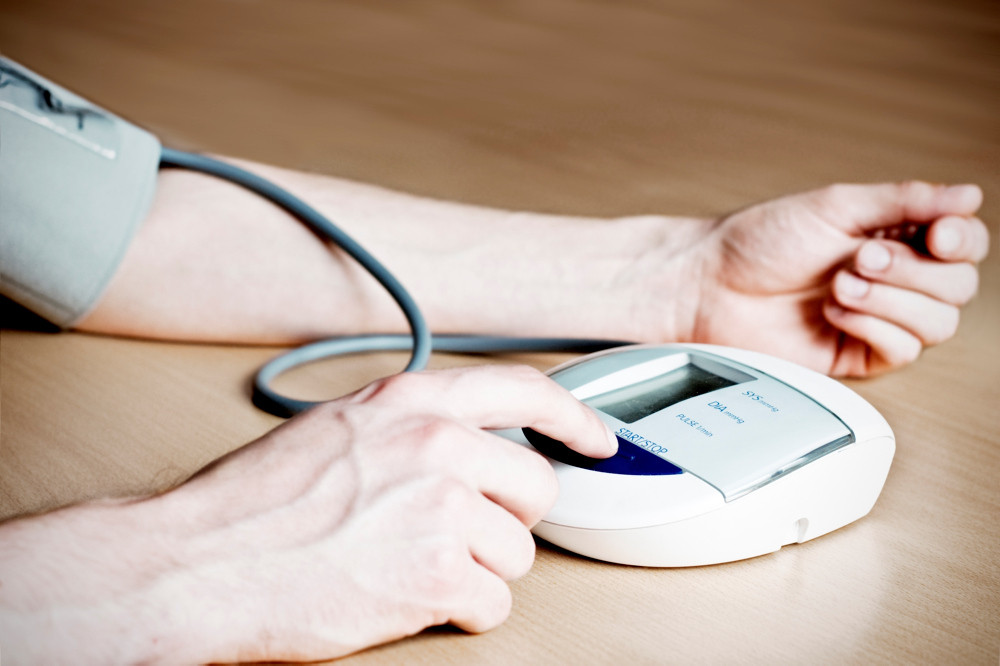 Regelmäßige Blutdruckselbstmessungen sind wichtig. Bei Messungen am Oberarm sollte der Arm flach auf dem Tisch liegen.