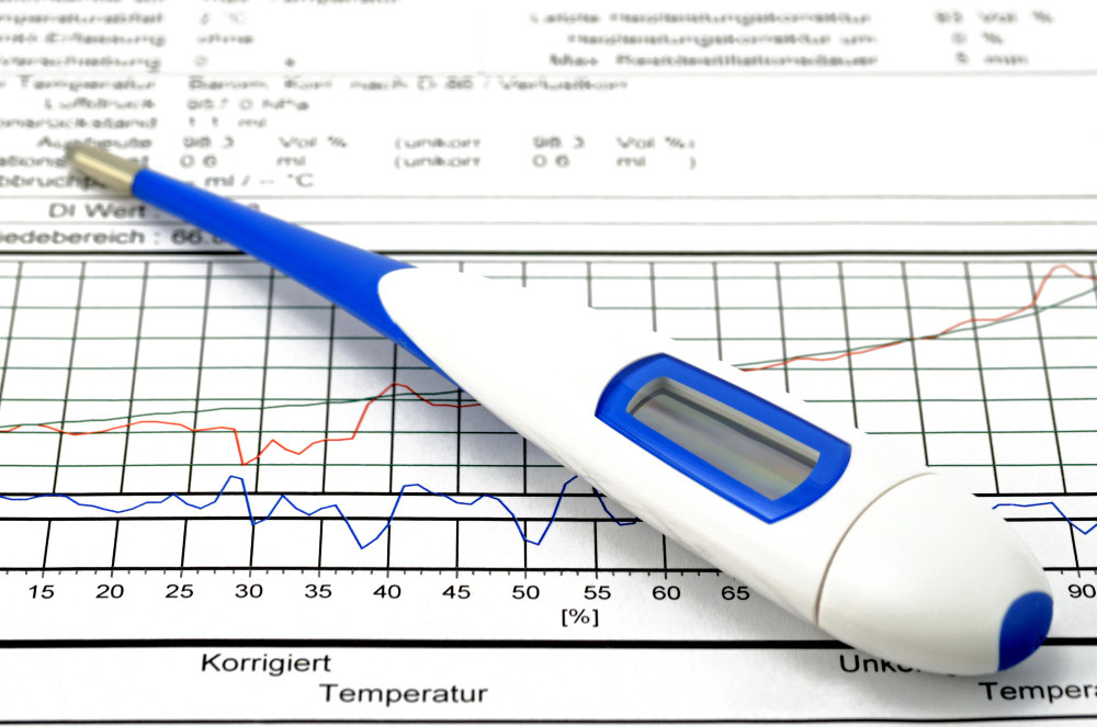 Fieberthermometer, welches auf einem Blatt mit einer Temperaturkurve liegt. Fieberthermometer, welches auf einem Blatt mit einer Temperaturkurve liegt.