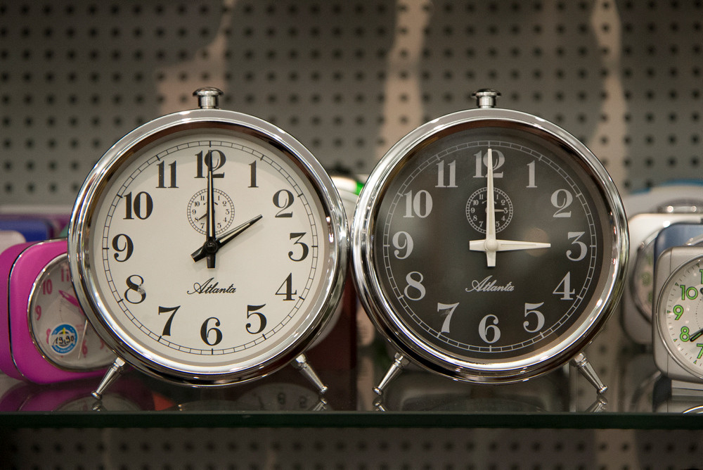 Zwei Wecker, die 2 Uhr und 3 Uhr anzeigen Zwei Wecker, die 2 Uhr und 3 Uhr anzeigen