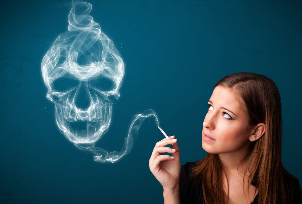 Rauchende Frau, der Rauch bildet Totenkopf