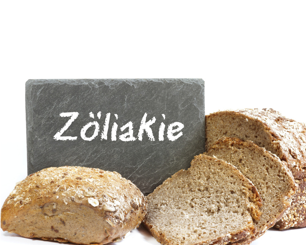 Brot und Brötchen und Schiefertafel mit Aufschrift Zöliakie