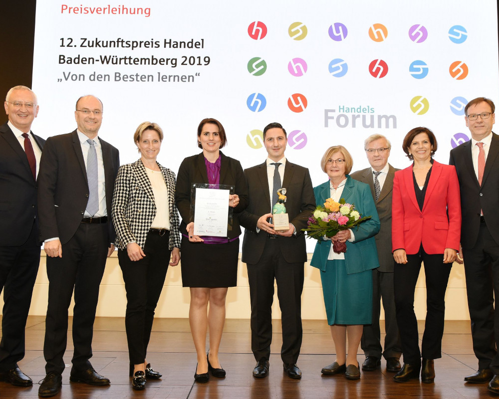 von links nach rechts: Sparkassenpräsident Peter Schneider, Handelsverbandspräsident Hermann Hutter, Wirtschaftsministerin Dr. Nicole Hoffmeister-Kraut MdL, Dr. Christine Ertelt, Ertelt Apotheken, Johannes Ertelt, Ertelt Apotheken, Herta Ertelt, Winfrie von links nach rechts: Sparkassenpräsident Peter Schneider, Handelsverbandspräsident Hermann Hutter, Wirtschaftsministerin Dr. Nicole Hoffmeister-Kraut MdL, Dr. Christine Ertelt, Ertelt Apotheken, Johannes Ertelt, Ertelt Apotheken, Herta Ertelt, Winfrie