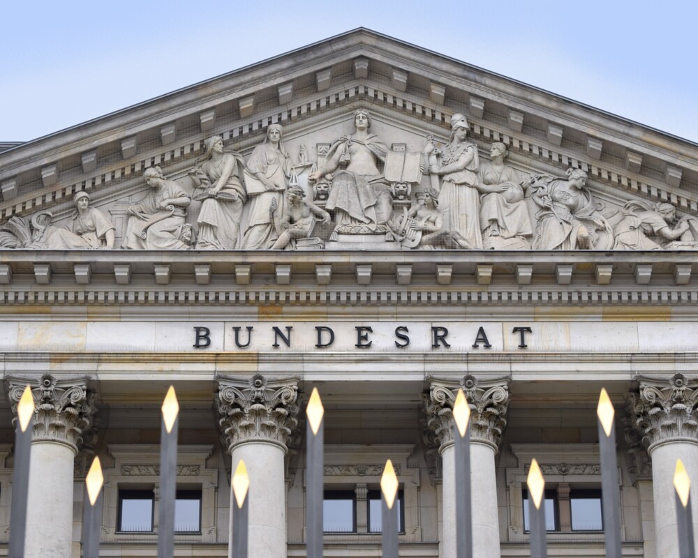 Der deutsche Bundesrat in Berlin, Teilansicht des historischen Gebäudes, Blick über den Zaun.
