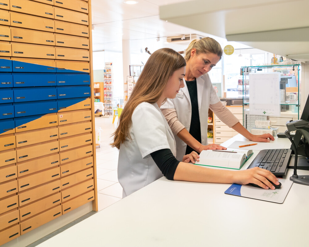 Zwei Frauen in der Apotheke vor dem PC