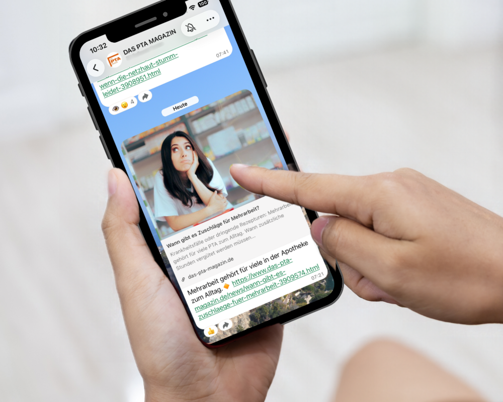 Smartphone mit WhatsApp Kanal