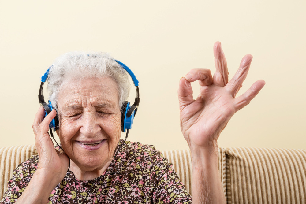 Ältere Frau hört Podcast
