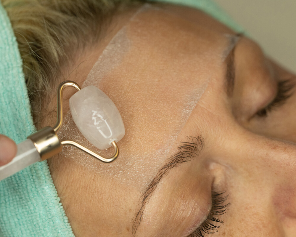 Ein in Zusammenarbeit zwischen dem Fraunhofer ISC und der B-COS GmbH entwickeltes Anti-Aging-Gesichtspad in Anwendung auf der Haut einer Probandin. Ein in Zusammenarbeit zwischen dem Fraunhofer ISC und der B-COS GmbH entwickeltes Anti-Aging-Gesichtspad in Anwendung auf der Haut einer Probandin.