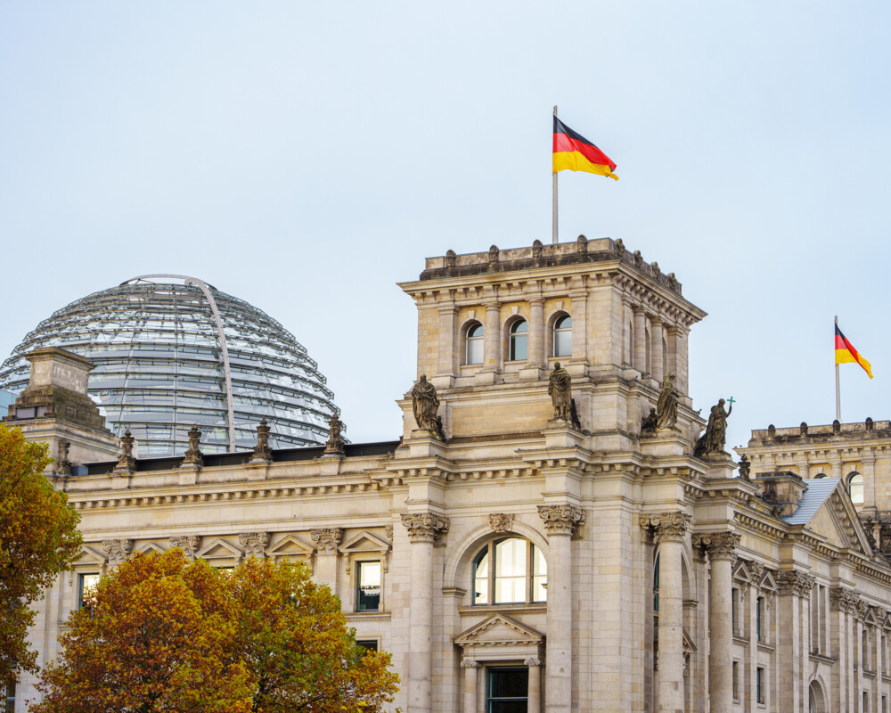 Deutscher Bundestag (Reichstagsgebäude in Berlin mit gläserner Kuppel)