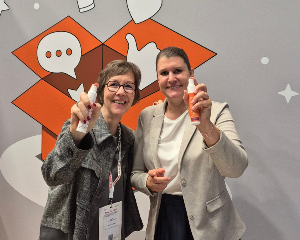 Redakteurin Stefanie Fastnacht (links) und Rezepturprofi Sarah Siegler (rechts) präsentieren das Erfrischungsspray.