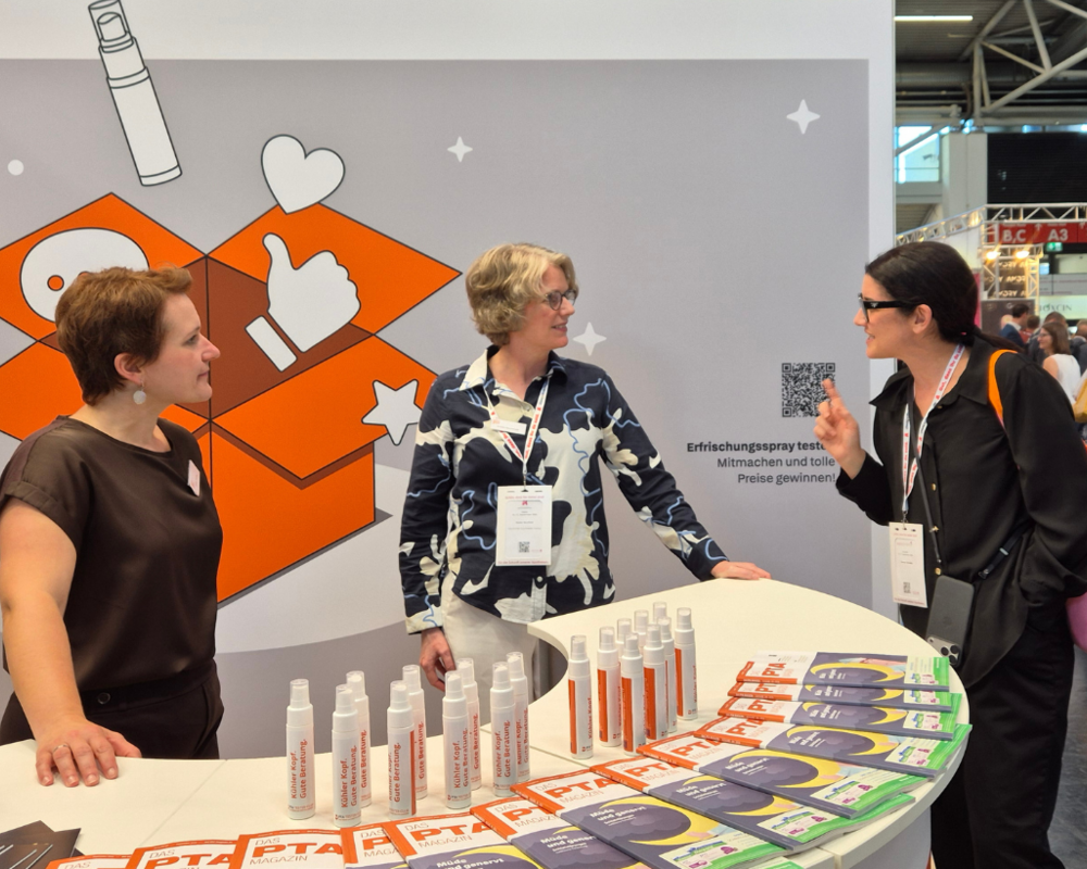 PTA-Schullehrerin Simone Gansewig (rechts) hat den Stand von DAS PTA MAGAZIN besucht und mit Redakteurin Kirsten Bechtold (Mitte) und PTA Beiratsmitglied Britta Fröhling (links) gesprochen.