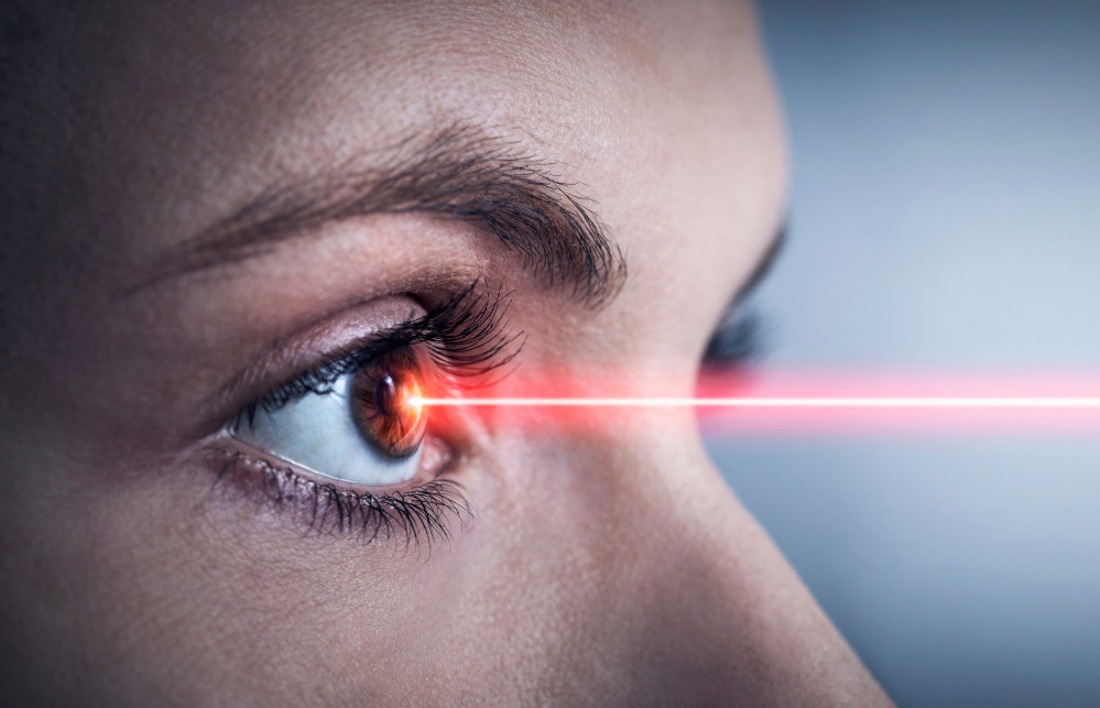 Laserstrahl trifft aufs Auge einer Frau