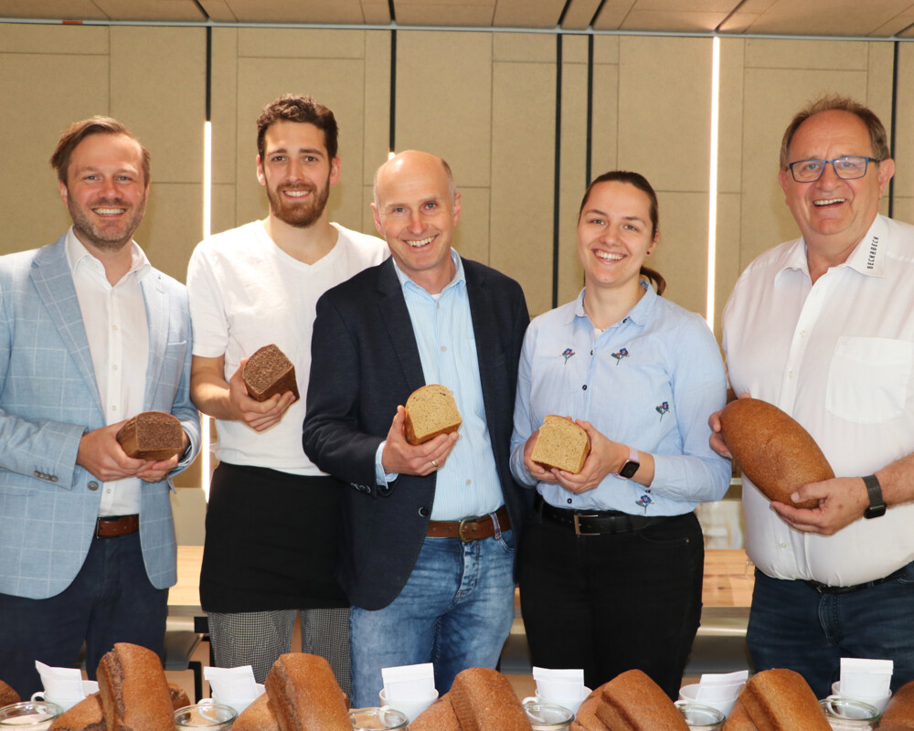 Prof. Dr. Mario Jekle, Christian Böck, Prof. Dr. Friedrich Longin, Jana Kant und Heiner Beck traten zum Backmarathon an. Prof. Dr. Mario Jekle, Christian Böck, Prof. Dr. Friedrich Longin, Jana Kant und Heiner Beck traten zum Backmarathon an.