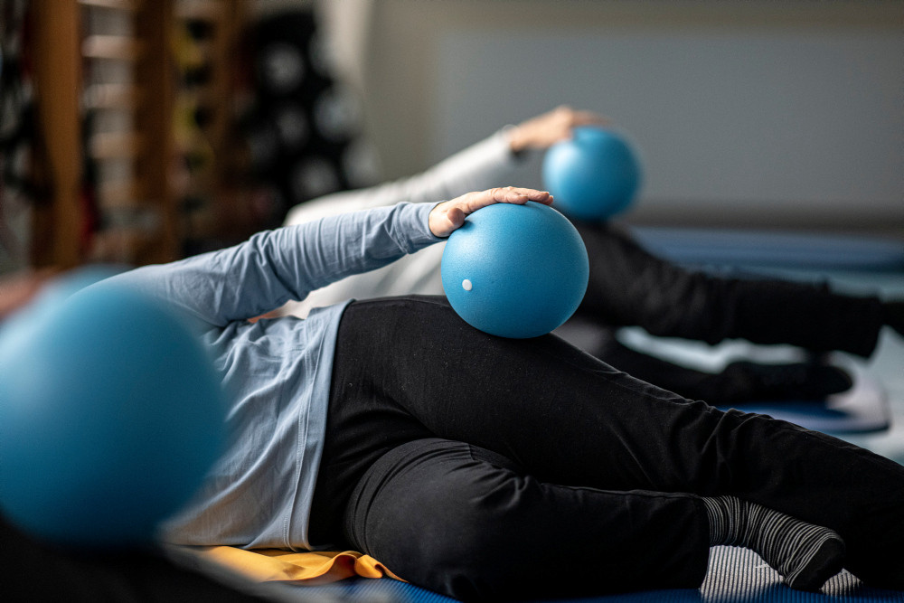 Frauen trainieren mit einem blauen Gynastikball