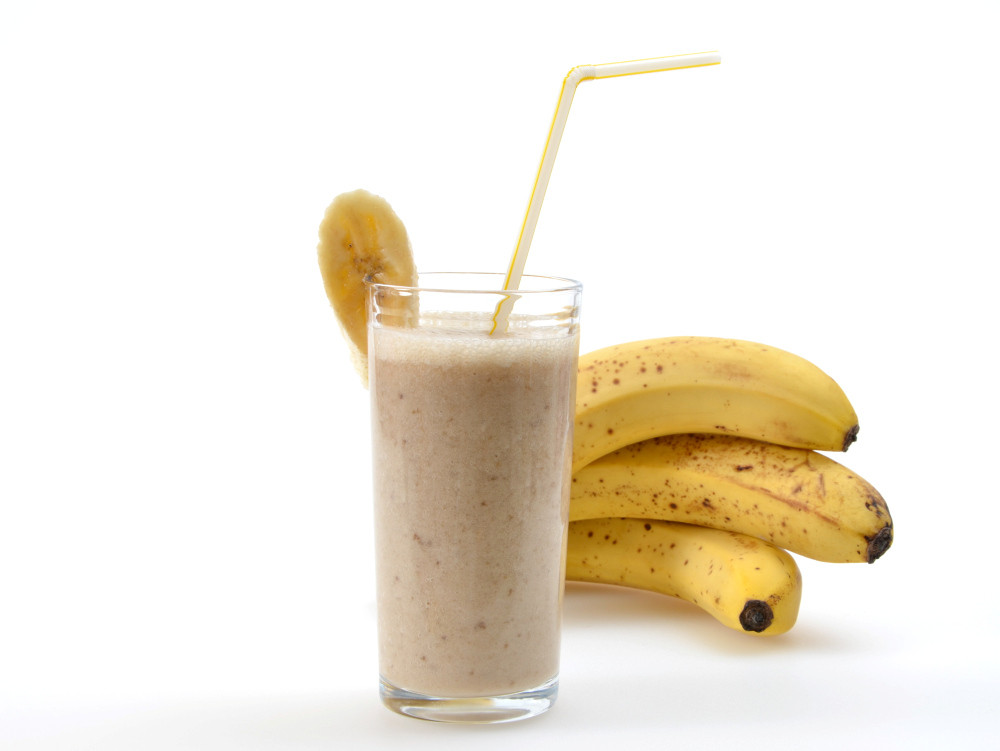 Bananen und Glas mit Bananenmilchshake