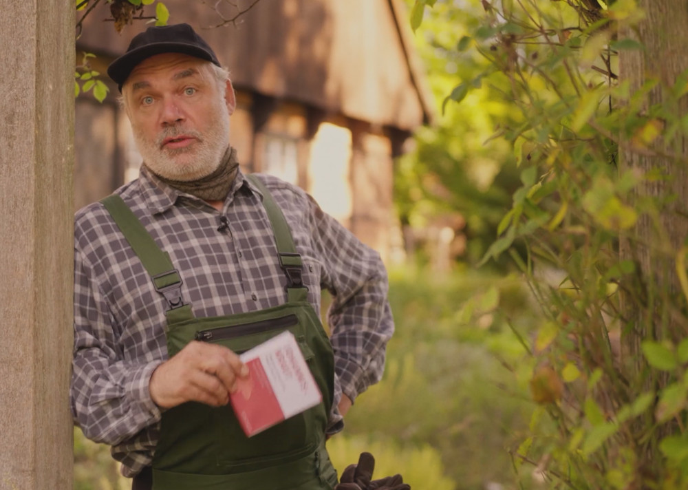 Wechselwirkungs-Experte: „Bauer Schmedebrink“ steht im Mittelpunkt der neuen Spots der Infokampagne zu Neben- und Wechselwirkungen. Wechselwirkungs-Experte: „Bauer Schmedebrink“ steht im Mittelpunkt der neuen Spots der Infokampagne zu Neben- und Wechselwirkungen.