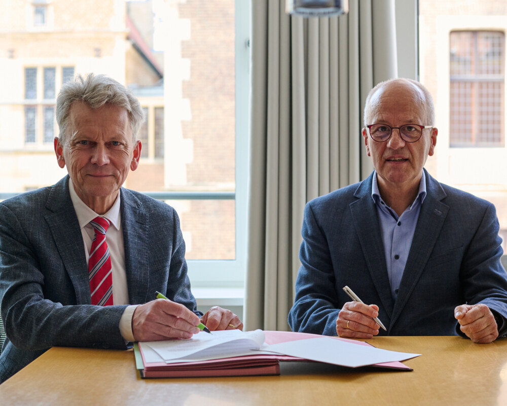Stadtdirektor Thomas Paal (l.) und Andreas Vogd, Vorsitzender des Vereins PTA-Fachschule Westfalen-Lippe e. V., unterzeichnen den Vertrag