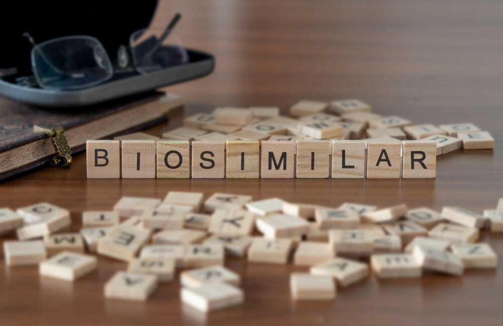 Wort „Biosimilar“ aus kleinen Holztäfelchen zusammengestellt