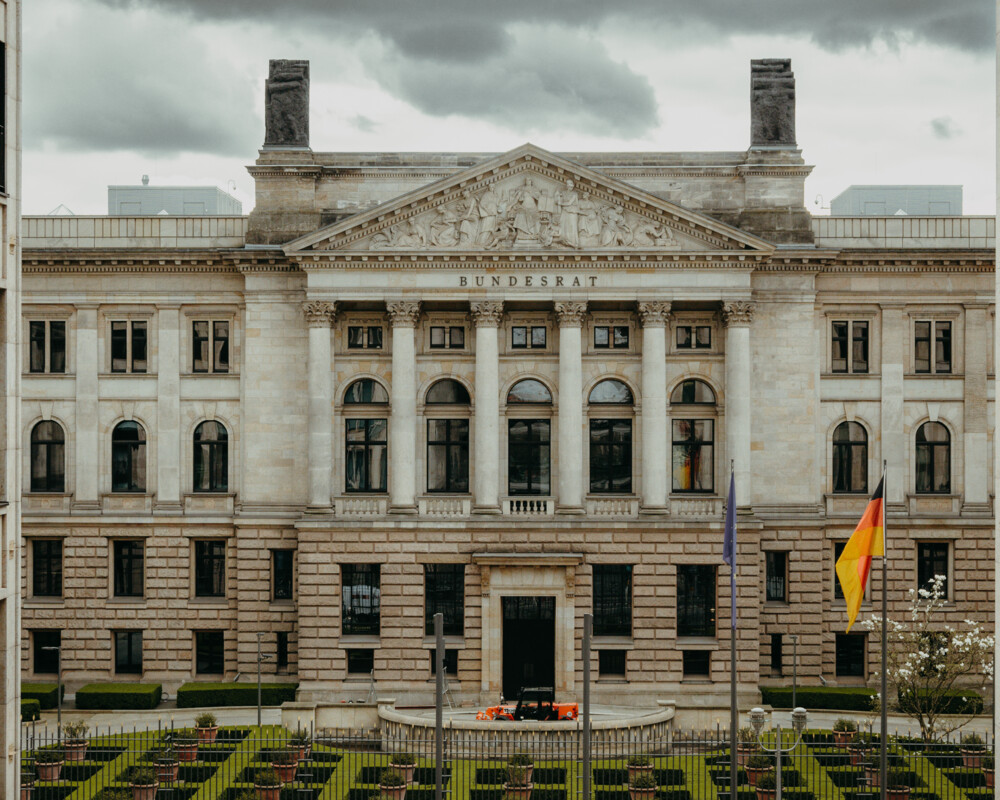 Blick auf das Portal des Bundesratsgebäudes vor dramatischem Himmel, Berlin, Deutschland