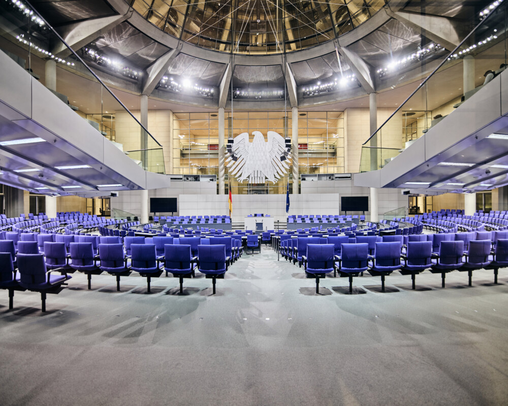 Blick in den Bundestag, keine Menschen anwesend