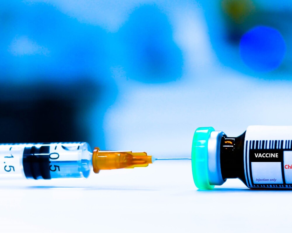 Impfstoffflaschen und Spritzen zur Injektion gegen das Chikungunya-Virus. Impfstoffflaschen und Spritzen zur Injektion gegen das Chikungunya-Virus.