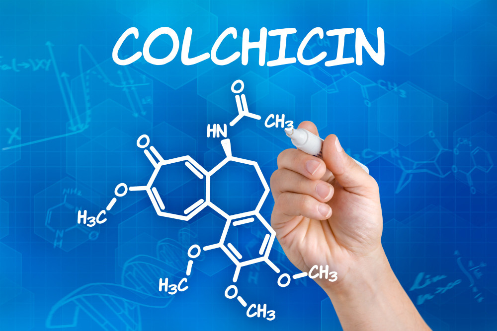 Hand zeichnet chemische Strukturformel von Colchicin