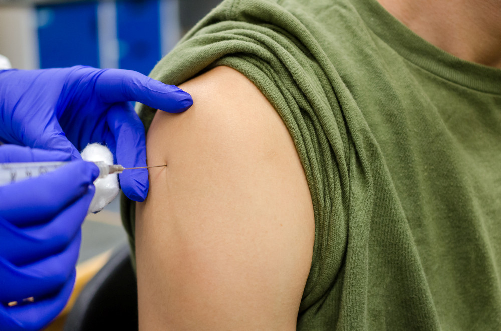 Impfstoff wird in den Arm injiziert