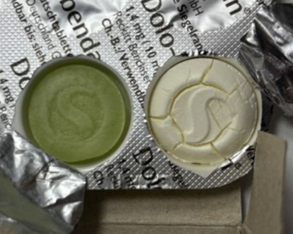 links: ordnungsgemäße Lutschtablette; rechts: Lutschtablette mit matter, rissiger Oberfläche