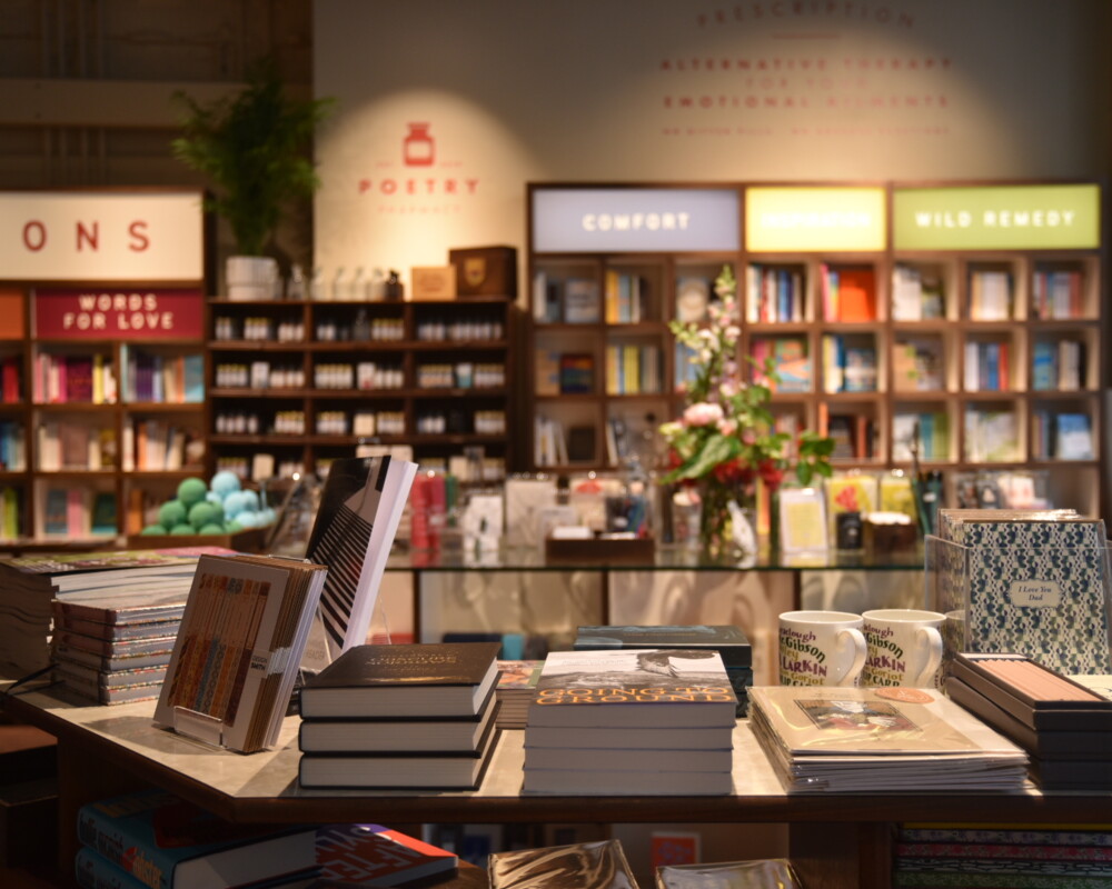 Bücherauslage der Poetry Pharmacy