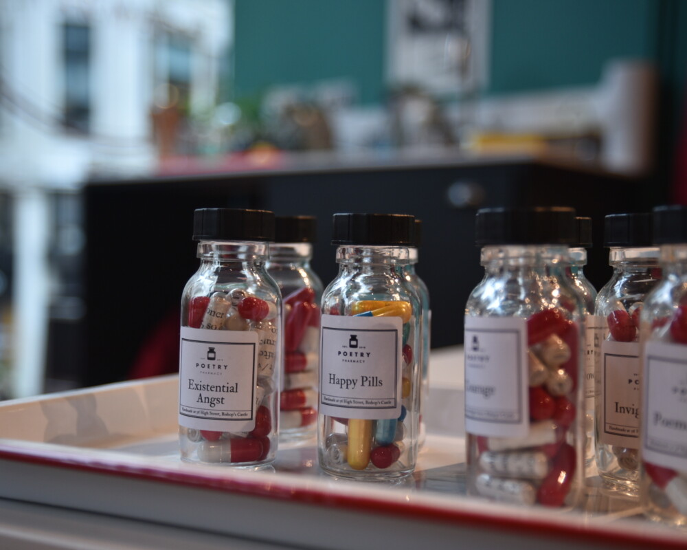 Pillengläser Happy Pills, Existential Angst u. a.