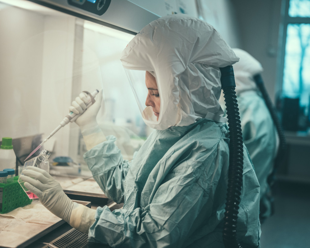 Das Institut für Mikrobiologie der Bundeswehr in München hat am 19. Mai 2022 auch erstmals in Deutschland bei einem Patienten das Affenpockenvirus zweifelsfrei nachgewiesen