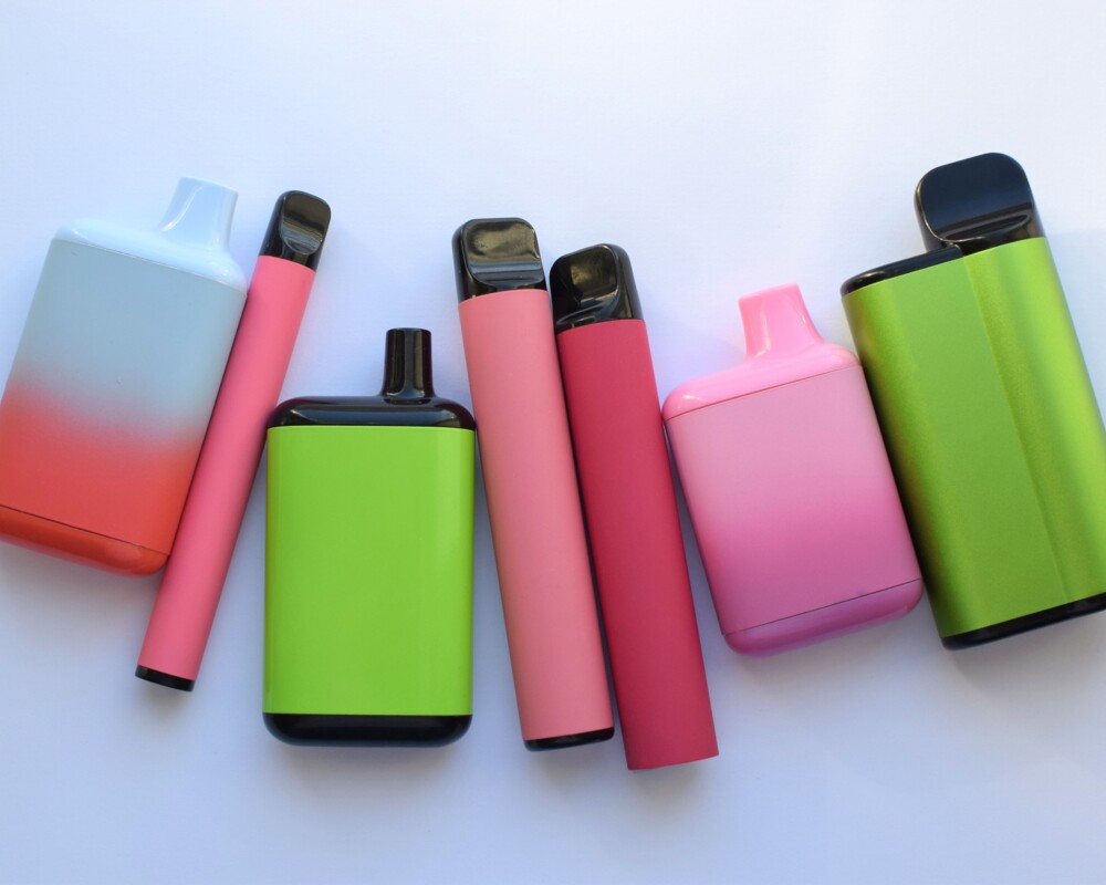 Abbildung unterschiedlicher Disposables, also von E-Zigaretten, die bereits mit E-Liquid befüllt sind, bunt Abbildung unterschiedlicher Disposables, also von E-Zigaretten, die bereits mit E-Liquid befüllt sind, bunt