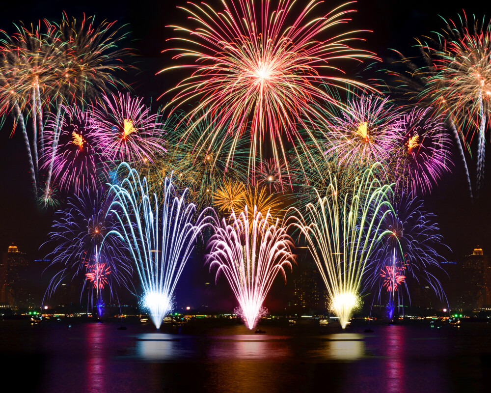 Feuerwerk spiegelt sich im Fluss