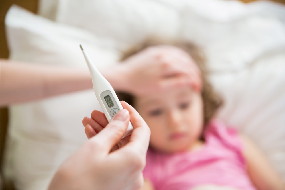 Fiebermessung mit digitalem Fieberthermometer beim Kleinkind