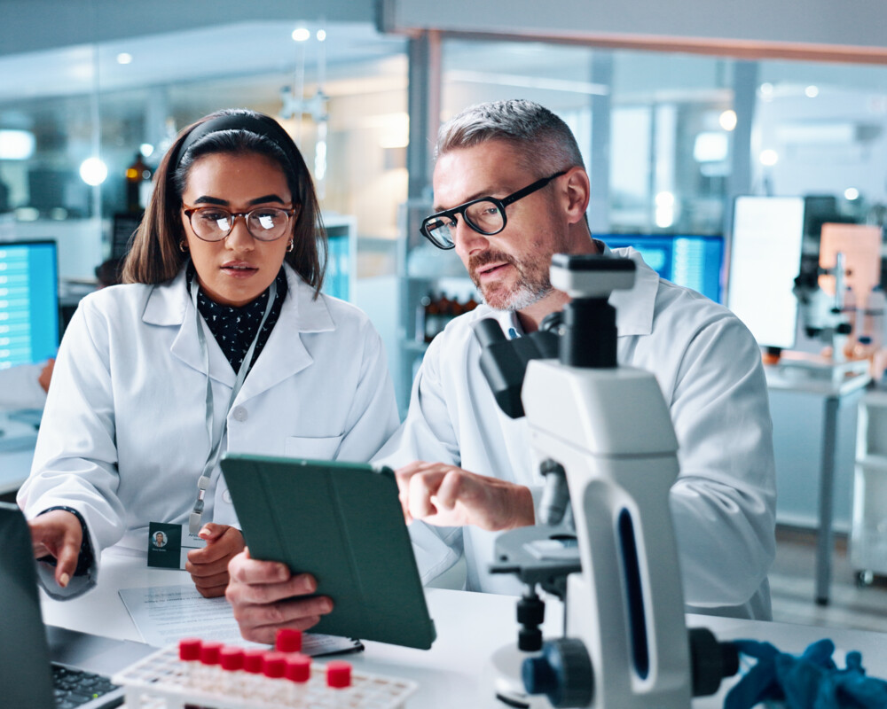 Forscherteam im Labor bei Auswertung von Ergebnissen.