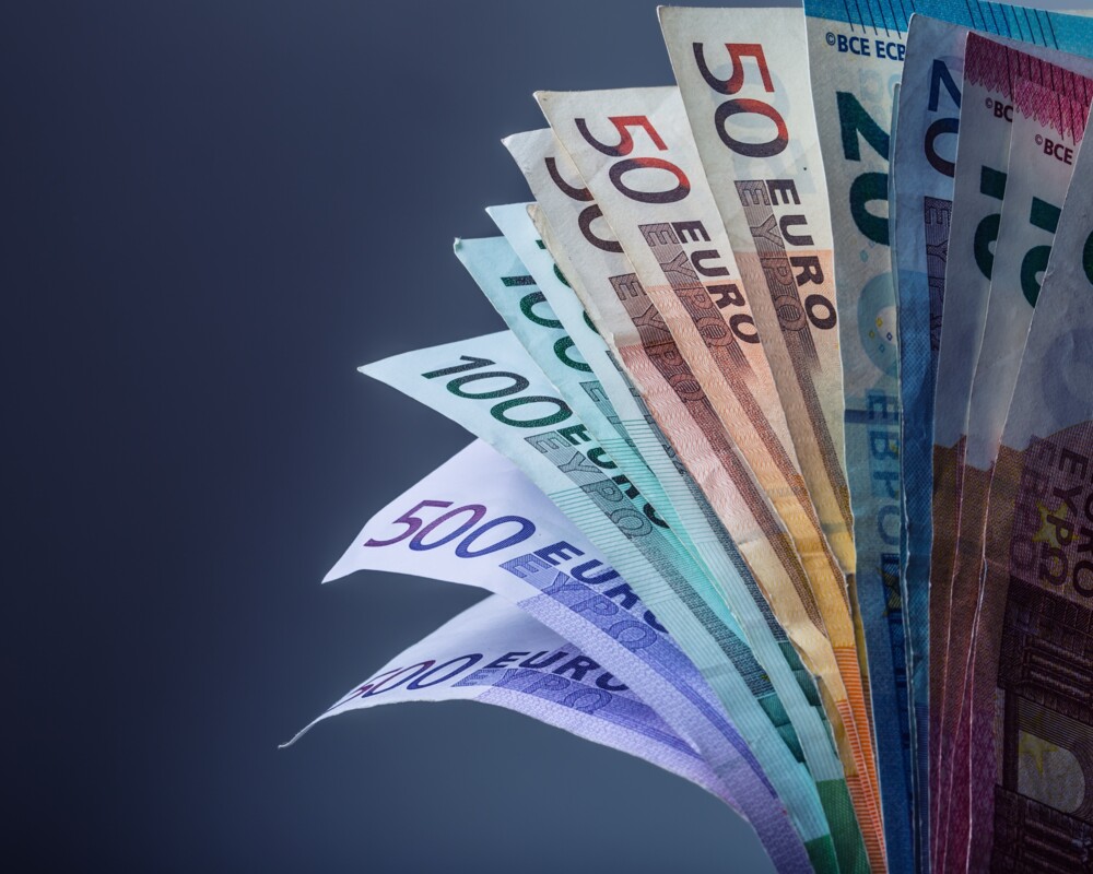 Ein Fächer aus Euro-Scheinen (10 bis 500 Euro).