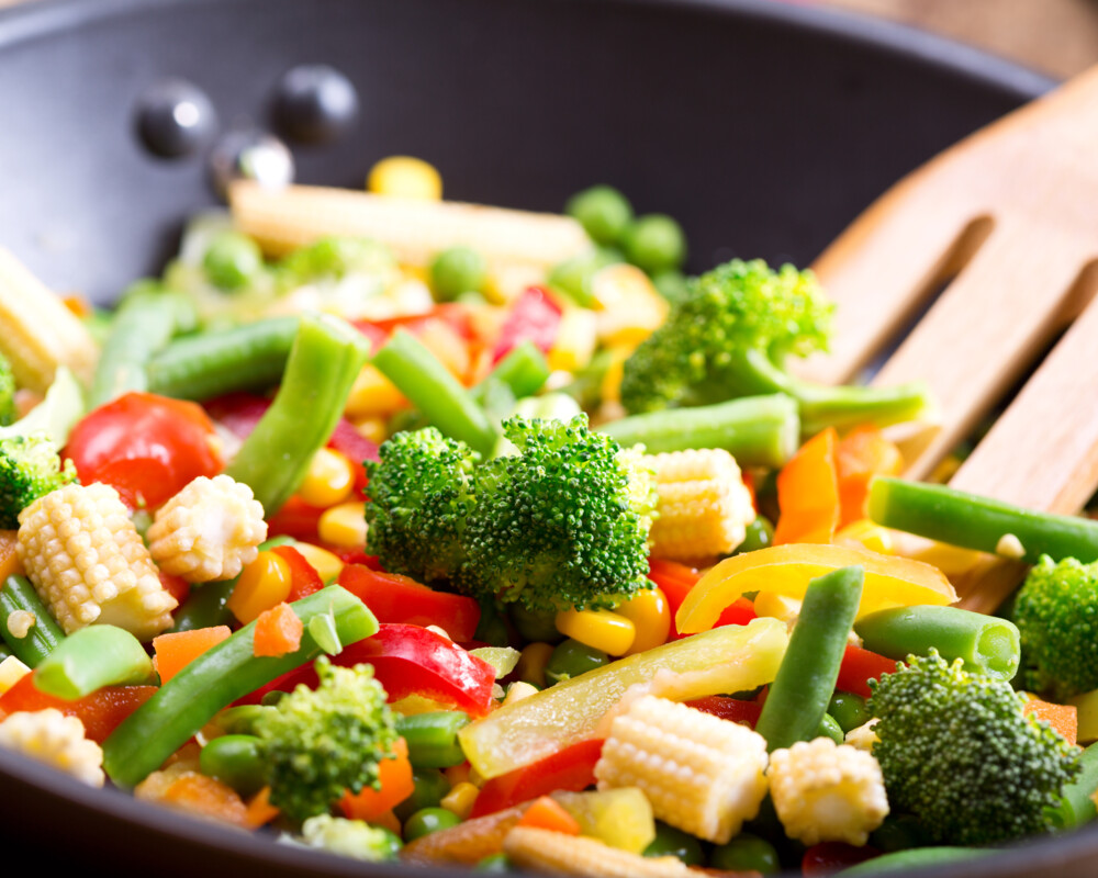 Wok-Pfanne mit Gemüseauswahl, zum Beispiel Brokkoli, Babymais, Bohnen, Paprika
