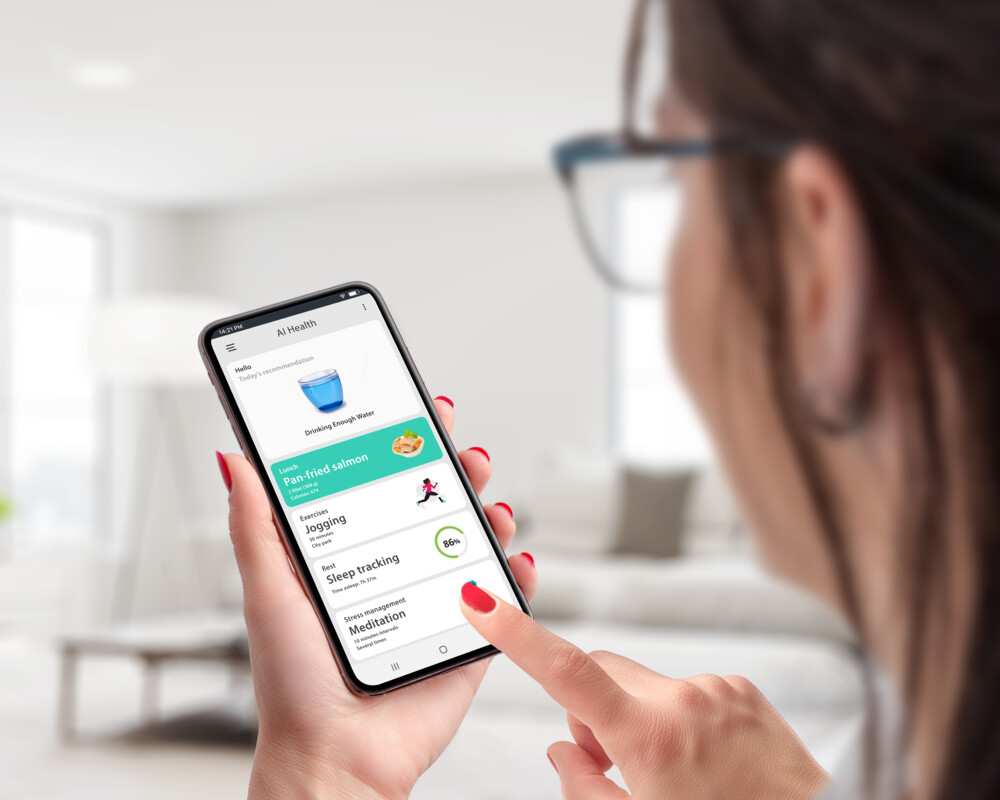 Frau tippt auf das Feld „Medikation“ in ihrer Gesundheits-App.